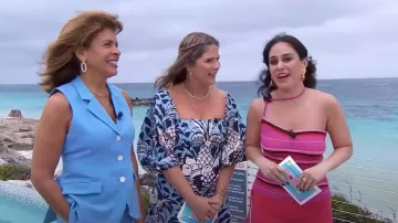 Haut orné de la concha Jacquemus La Maille porté par Donna Farizan comme on le voit dans Today with Hoda & Jenna le 10 mai 2024