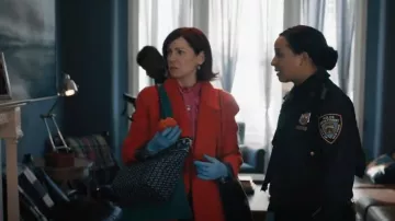 Bolso de Vera Bradley Nantucket usado por Elsbeth Tascioni (Carrie Preston) como se ve en Elsbeth (S01E08)