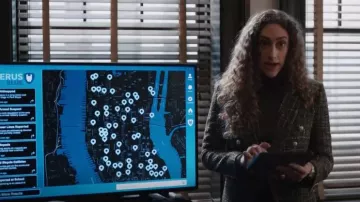 Blazer de Delilah de Generation Love usado por la detective Edwards (Micaela Diamond) como se ve en Elsbeth (T01E08)