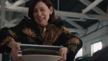 Abrigo de noche Etro usado por Elsbeth Tascioni (Carrie Preston) como se ve en Elsbeth (T01E08)