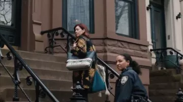 Kate Spade Big Apple Large Tote usado por Elsbeth Tascioni (Carrie Preston) como se ve en Elsbeth (S01E08)