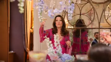 Robe longue rose tsarine portée par Lisa Vanderpump vue dans Vanderpump Villa (S01E08)