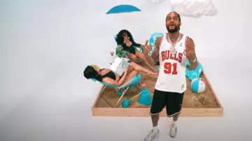 Short noir 'Jump Shot' des Chicago Bulls de Mitchell & Ness porté par Dave East dans Dave East - Living Single (Vidéo officielle)