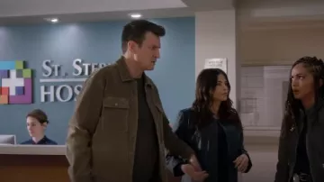Chemise en moleskine connue portée par John Nolan (Nathan Fillion) comme on le voit dans The Rookie (S06E08)