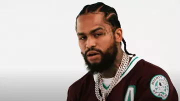 Mitchell & Ness 1996 Anaheim Ducks #8 Selane Purple Jersey porté par Dave East dans Dave East - Living Single (Vidéo officielle)