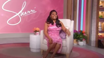 Vestido largo asimétrico de lentejuelas Hutch Perla usado por Sherri Shepherd como se ve en Sherri el 7 de mayo de 2024