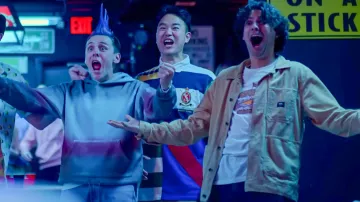 Tenues Cobra Kai : Miguel Diaz (Xolo Maridueña) porte une chemise à manches longues Vans Corduroy dans la saison 6 de la série télévisée