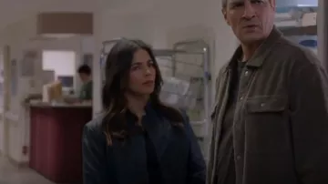 Blazer de cuero de Zadig y Voltaire usado por Bailey Nune (Jenna Dewan) como se ve en The Rookie (T06E08)