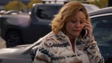 Jersey Columbia Zip usado por Abby Clark (Connie Britton) como se ve en 9-1-1 (S07E07)