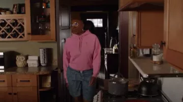Sudadera con capucha Ami Paris Ami De Cœur usada por Henrietta 'Hen' Wilson (Aisha Hinds) como se ve en 9-1-1 (S07E07)