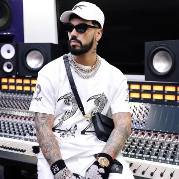 T-shirt Amiri White Baroque-22 porté par Anuel AA sur le compte Instagram @anuel
