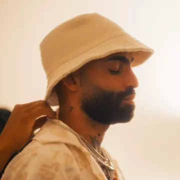 Bob Louis Vuitton Blanc & Orange-LV porté par Arcángel sur le compte Instagram @arcangel