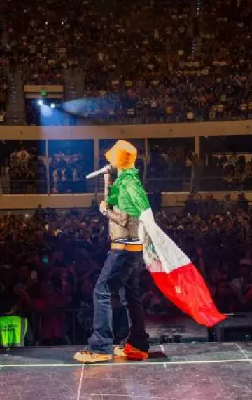 Ceinture Louis Vuitton Orange Monogram 'LV Initiales' portée par Arcángel sur le compte Instagram @arcangel