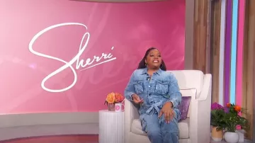 Combinaison Alice + Olivia Etha Chambray portée par Sherri Shepherd vue à Sherri le 10 mai 2024