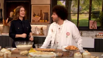 Top Nili Lotan Jeanette usado por Drew Barrymore como se ve en The Drew Barrymore Show el 6 de mayo de 2024