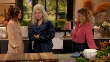 Chaqueta Metro de Vivienne Westwood usada por Drew Barrymore como se ve en The Drew Barrymore Show el 6 de mayo de 2024