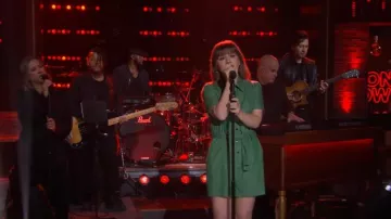 Mini-robe-chemise en jean ceinturée Shoshanna Archie portée par Kelly Clarkson telle que vue dans The Kelly Clarkson Show le 7 mai 2024