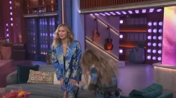 Robe portefeuille midi à franges en brocart floral à épaules dénudées portée par Emily Blunt telle qu’elle a été vue dans le Kelly Clarkson Show le 8 mai 2024