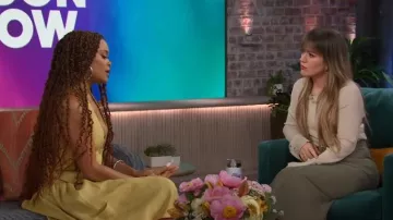 Banana Republic Jennie Pull Top à col bateau porté par Kelly Clarkson tel que vu dans The Kelly Clarkson Show le 9 mai 2024