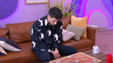 Asos Design Oversized Borg Shacket Années 90 à imprimé Yin Yang porté par Jordan Staff comme on le voit dans The Circle (S06E12)