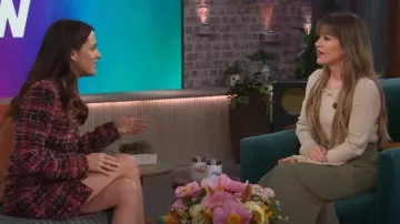 & Other Stories Jupe longue cannelée portée par Kelly Clarkson telle que vue dans The Kelly Clarkson Show le 9 mai 2024