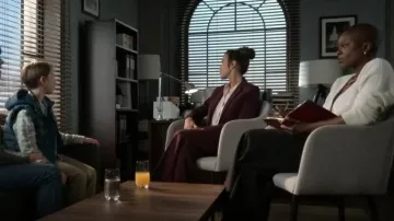 El blazer de pecho Kooples usado por Nikki Batista (Dania Ramírez) como se ve en Alert: Unidad de Personas Desaparecidas (S02E09)