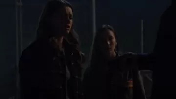 Abercrombie & Fitch Chaqueta corta usada por Stella Walker (Violet Brinson) como se ve en Walker (S04E04)