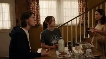 Camiseta Bdg Mid Sun usada por Stella Walker (Violet Brinson) como se ve en Walker (S04E06)