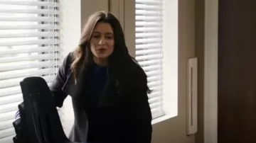 Babaton El abrigo de Connor usado por Cassie Perez (Ashley Reyes) como se ve en Walker (T04E06)