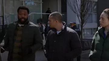 Chaqueta Marmot Bedford usada por Dante Torres (Benjamin Levy Aguilar) como se ve en Chicago P.D. (S11E11)