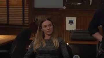 Top de trapo y hueso Avryl Space-Dye usado por Hailey Upton (Tracy Spiridakos) como se ve en Chicago P.D. (S11E11)