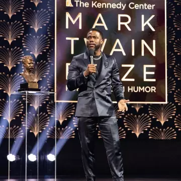 El Kennedy Center Mark Twain Prize For American Humor Black Suit de Kevin Hart en la cuenta de Instagram @darkskinned_mature_fabulous