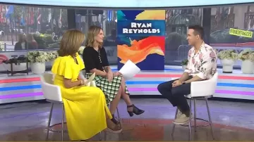Falda escarlata de Creatures of the Wind usada por Savannah Guthrie como se ve en Today el 13 de mayo de 2024