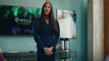 Tahari ASL Veste et jupe ceinturées imbriquées portées par Sofia (Mj Rodriguez) comme on le voit dans Loot (S02E08)