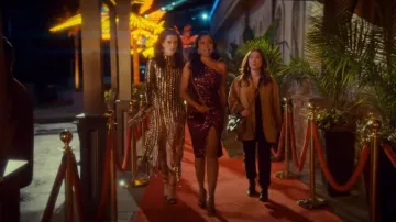 Aggi Jazmine Golden Star Sequin Frill Dress usado por Nat (Mary Holland) como se ve en The Big Door Prize (T02E05)