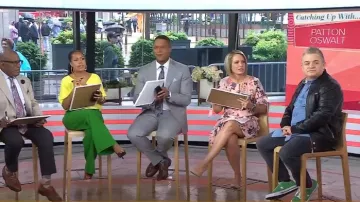 Baskets Converse One Star Oxford Suede Star portées par Patton Oswalt comme on le voit dans Today le 15 mai 2024