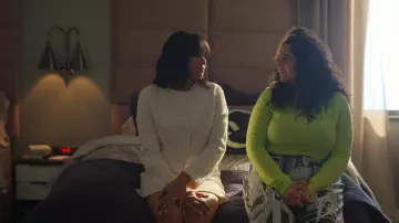 Chaqueta de tweed texturizado de St John usada por Kimberlyn Kendrick (Christina Elmore) como se ve en The Girls on the Bus (T01E09)