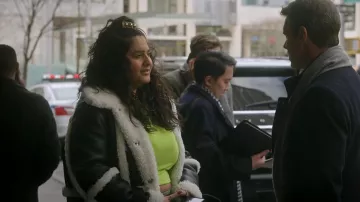 Abrigo Stand Studio Patrice usado por Lola Rahaii (Natasha Behnam) como se ve en Las chicas en el autobús (T01E09)