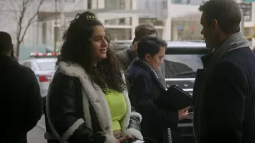 Abrigo Stand Studio Patrice usado por Lola Rahaii (Natasha Behnam) como se ve en Las chicas en el autobús (T01E09)