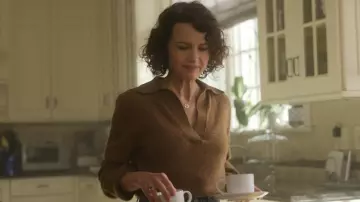 Polo de cachemira Khaite Jo usado por Grace Gordon Greene (Carla Gugino) como se ve en Las chicas en el autobús (T01E09)