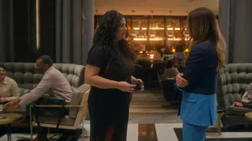 Vestido de Miaou Billie usado por Lola Rahaii (Natasha Behnam) como se ve en Las chicas en el autobús (T01E09)
