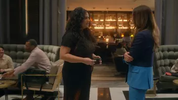 Vestido de Miaou Billie usado por Lola Rahaii (Natasha Behnam) como se ve en Las chicas en el autobús (T01E09)