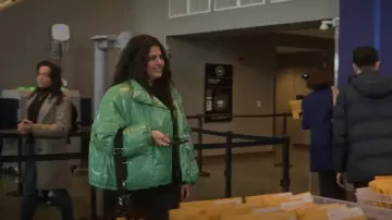 Chaqueta Stine Goya Tigerlily usada por Lola Rahaii (Natasha Behnam) como se ve en Las chicas en el autobús (T01E09)