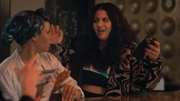 Chaqueta Borg con estampado curvo de Asos Design usada por Lola Rahaii (Natasha Behnam) como se ve en Las chicas en el autobús (T01E10)