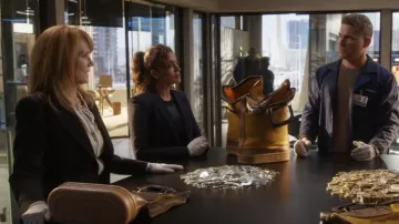 Camisa Lk Bennett Blend usada por Catherine Willows (Marg Helgenberger) como se ve en CSI: Vegas (T03E06)