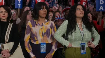 Top de punto de jacquard de Staud Wrenley usado por Lola Rahaii (Natasha Behnam) como se ve en Las chicas en el autobús (T01E10)