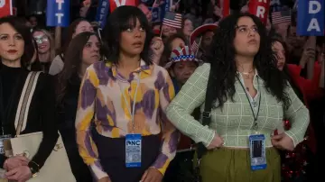 Top de punto de jacquard de Staud Wrenley usado por Lola Rahaii (Natasha Behnam) como se ve en Las chicas en el autobús (T01E10)