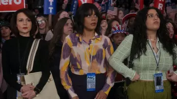 Camisa estampada de Altuzarra Chika usada por Kimberlyn Kendrick (Christina Elmore) como se ve en The Girls on the Bus (T01E10)