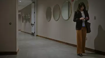 Pantalones Khaite Bernadette usados por Sadie McCarthy (Melissa Benoist) como se ve en Las chicas en el autobús (T01E10)