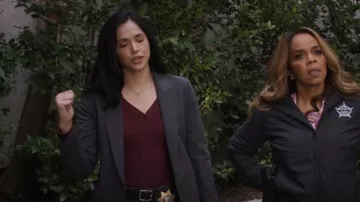 Blazer de Theory Etiennette usado por la detective Serena Chavez (Ariana Guerra) como se ve en CSI: Vegas (T03E06)